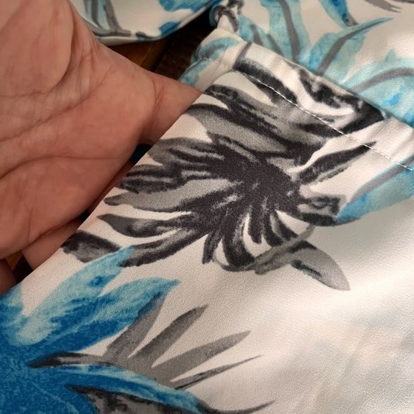 2/40$
Jieru onepiece tropical long sleeve white and bleu size medium - Picture 11 of 14